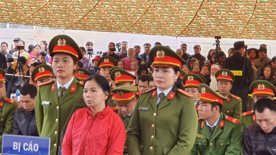 Bùi Thị Kim Thu (áo đỏ) vẫn tiếp tục "quanh co"