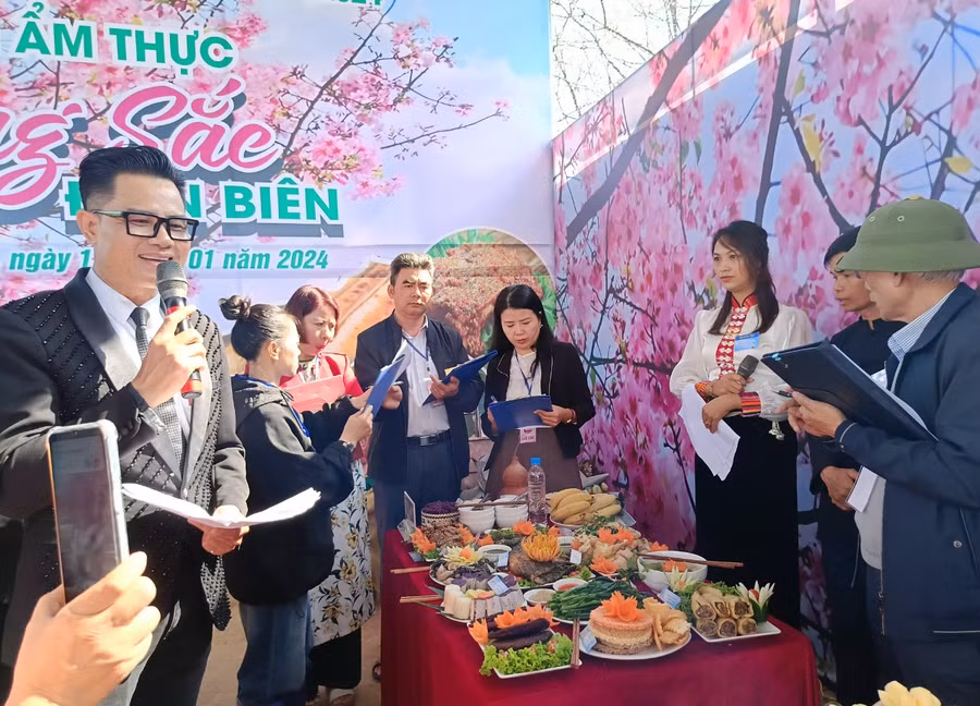Hội thi ẩm thực tại Lễ hội Hoa anh đào quy tụ 14 đội tham gia. Hội thi ẩm thực tại Lễ hội Hoa anh đào quy tụ 14 đội tham gia.