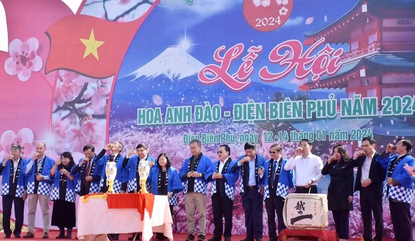 Các đại biểu khai tiệc rượu SaKe - Mông Pê. Các đại biểu khai tiệc rượu SaKe - Mông Pê.