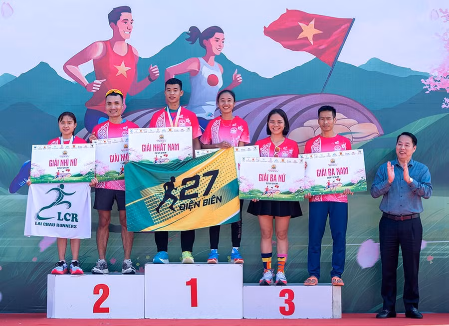 Trao giải cự ly 21km.