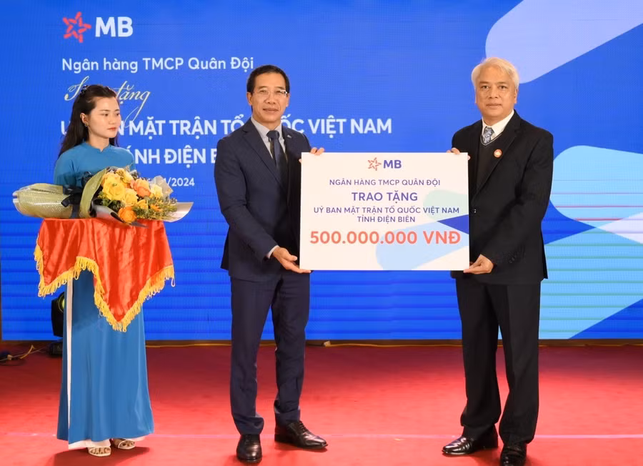 Ông Lưu Trung Thái trao tặng 500 triệu đồng tới Ủy ban MTTQ Việt Nam tỉnh Điện Biên.