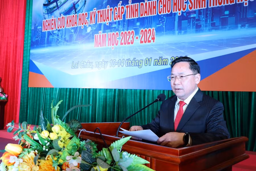 NGƯT Đinh Trung Tuấn, Giám đốc Sở GD&amp;ĐT Lai Châu phát biểu tại lễ khai mạc.