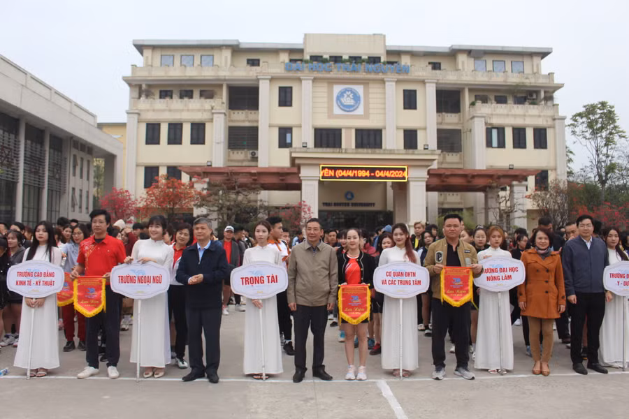 PGS.TS Trần Thanh Vân cùng lãnh đạo các trường thành viên, ban chức năng trao cờ lưu niệm cho các đội.