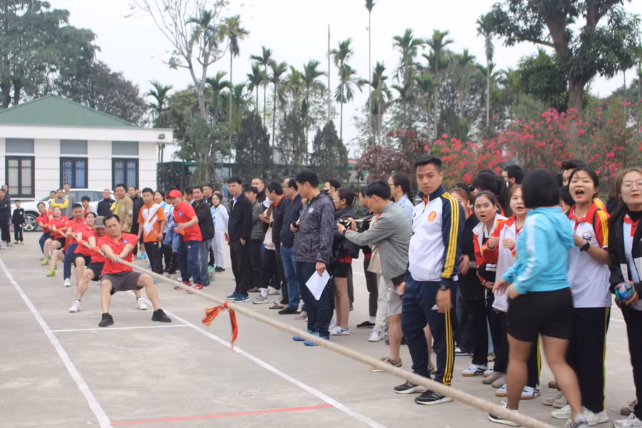 Đội Phân hiệu Đại học Thái Nguyên tại Hà Giang tham gia thi đấu vòng loại môn Kéo co.