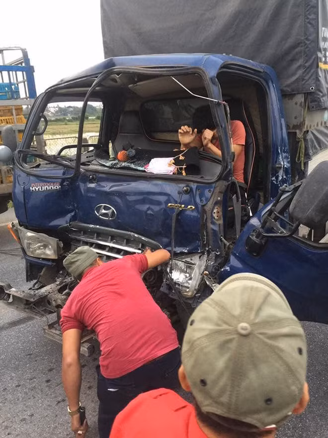 Tài xế xe tải gặp nạn vừa được đưa lên taxi tiếp tục bị xe khác đâm trúng - Ảnh 1.
