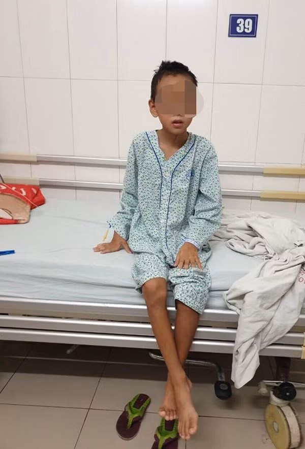 Chỉ nốt mụn nhỏ cha mẹ không ngờ con trai 9 tuổi mắc bệnh nguy hiểm Chỉ nốt mụn nhỏ cha mẹ không ngờ con trai 9 tuổi mắc bệnh nguy hiểm