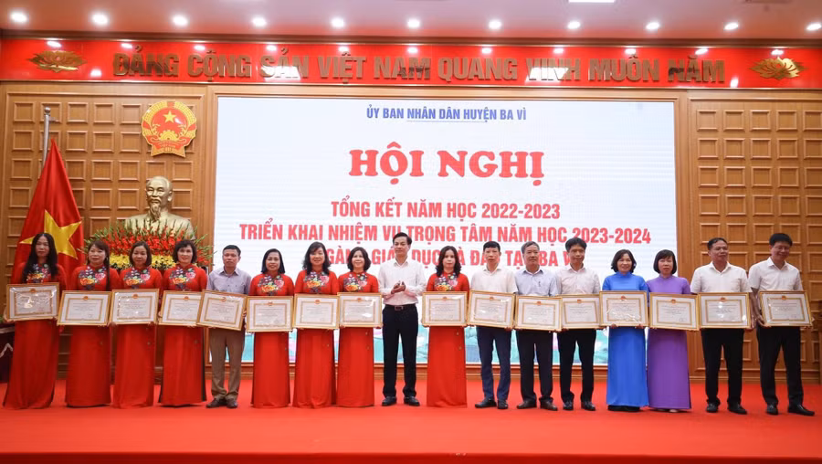 Lãnh đạo huyện Ba Vì trao thưởng cho các tập thể, cá nhân có thành tích xuất sắc trong năm học vừa qua. 