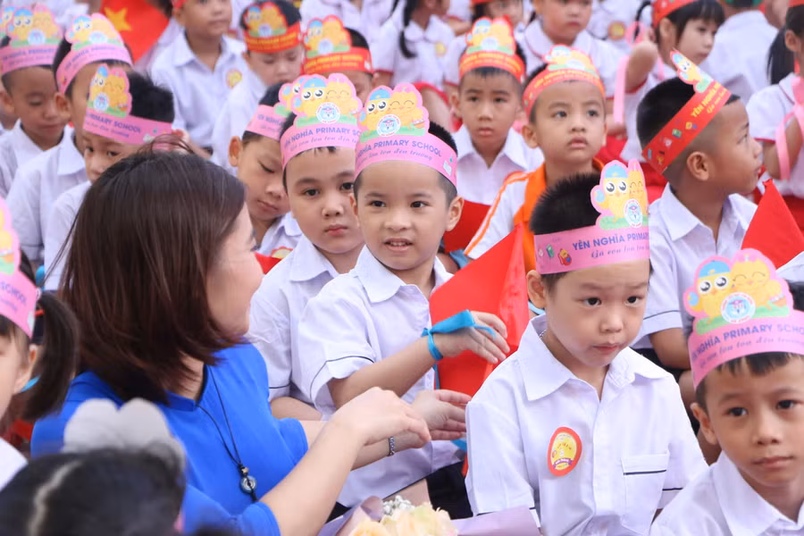 Trẻ lớp 1 vui ngày tựu trường để sẵn sàng chào đón năm học mới 2023-2024 tại Trường Tiểu học Yên Nghĩa (Hà Đông, Hà Nội). Ảnh minh họa: Đình Tuệ.
