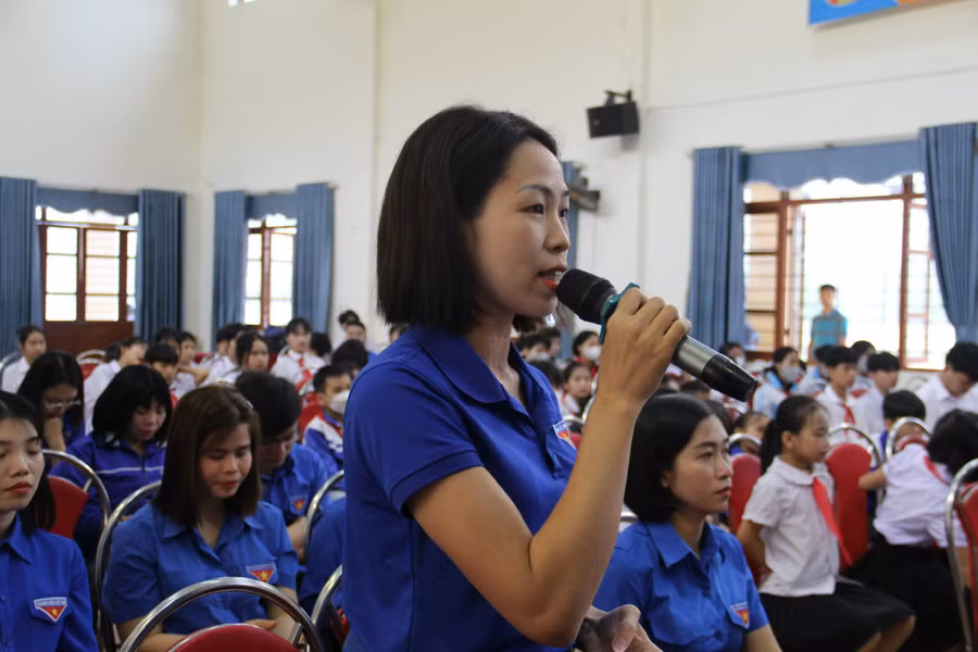Đoàn viên đặt câu hỏi trong buổi đối thoại. Đoàn viên đặt câu hỏi trong buổi đối thoại.