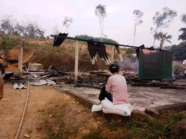 Bà thất thẩn bên cân nhà đã chạy rụi. Bà thất thẩn bên cân nhà đã chạy rụi.