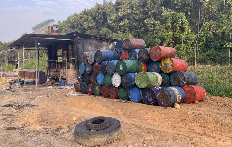 Thùng phi sắt loại dung tích 200 lít để đựng dầu thải. Ảnh: CANA.