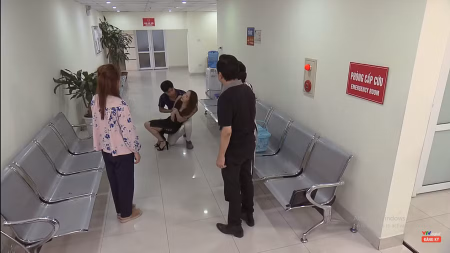 Về nhà đi con tập 64 Preview: Vũ tận tình chăm sóc Nhã trước mặt Thư và bố mẹ anh ta.