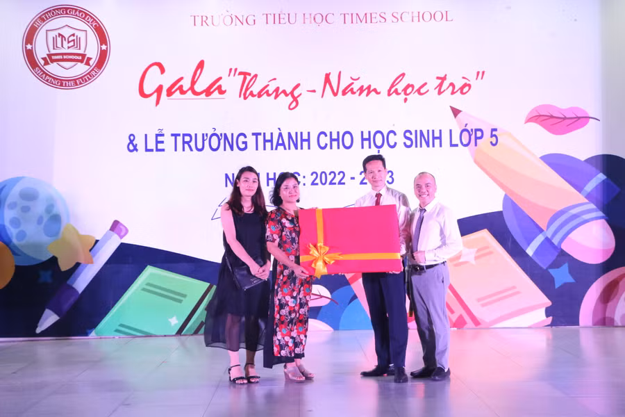 TS Nguyễn Thị Ban (thứ 2 từ trái qua) - Chủ tịch HĐQT Hệ thống giáo dục Times School và thầy Hiệu trưởng Nguyễn Duy Khuê tiếp nhận món quà của đại diện phụ huynh khối 5. TS Nguyễn Thị Ban (thứ 2 từ trái qua) - Chủ tịch HĐQT Hệ thống giáo dục Times School và thầy Hiệu trưởng Nguyễn Duy Khuê tiếp nhận món quà của đại diện phụ huynh khối 5.