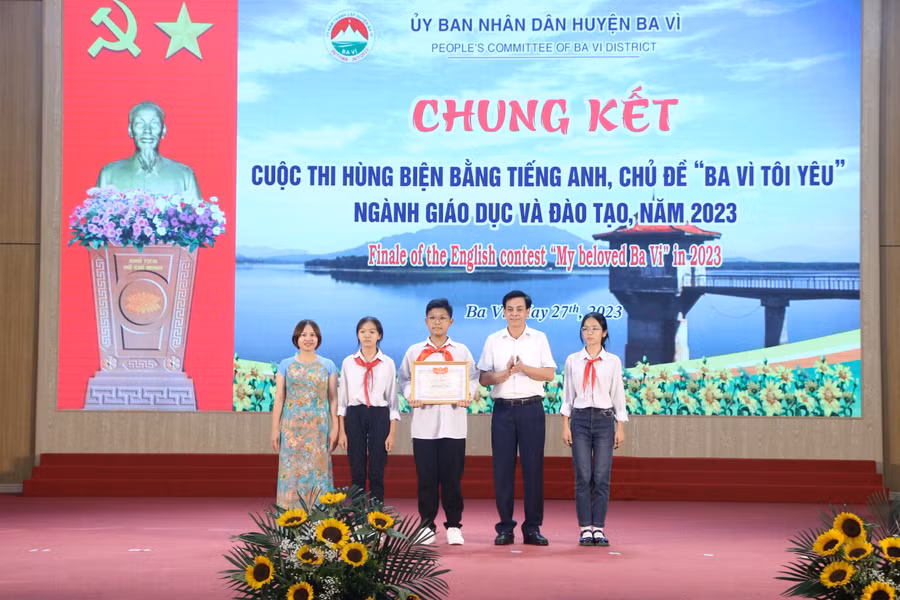 Đội thi SUNFLOWER Trường THCS Phú Cường với video FEATURES AND HISTORY OF BA VI đã được khán giả bình chọn nhiều nhất với phần thưởng là Giấy khen và 5 triệu đồng.