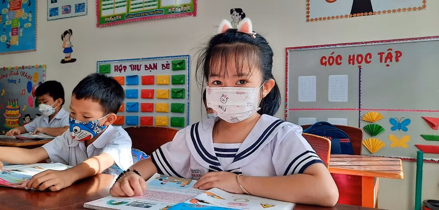 Ngành giáo dục huyện Côn Đảo vẫn đang thực hiện nhiều giải pháp để duy trì chất lượng giáo dục và an toàn phòng dịch khi cho học sinh đi học trực tiếp. Ảnh: Đình Tuệ.