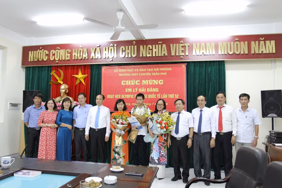 Lý Hải Đăng cùng các thầy cô giáo Trường THPT chuyên Trần Phú được lãnh đạo UBND TP Hải Phòng khen thưởng.