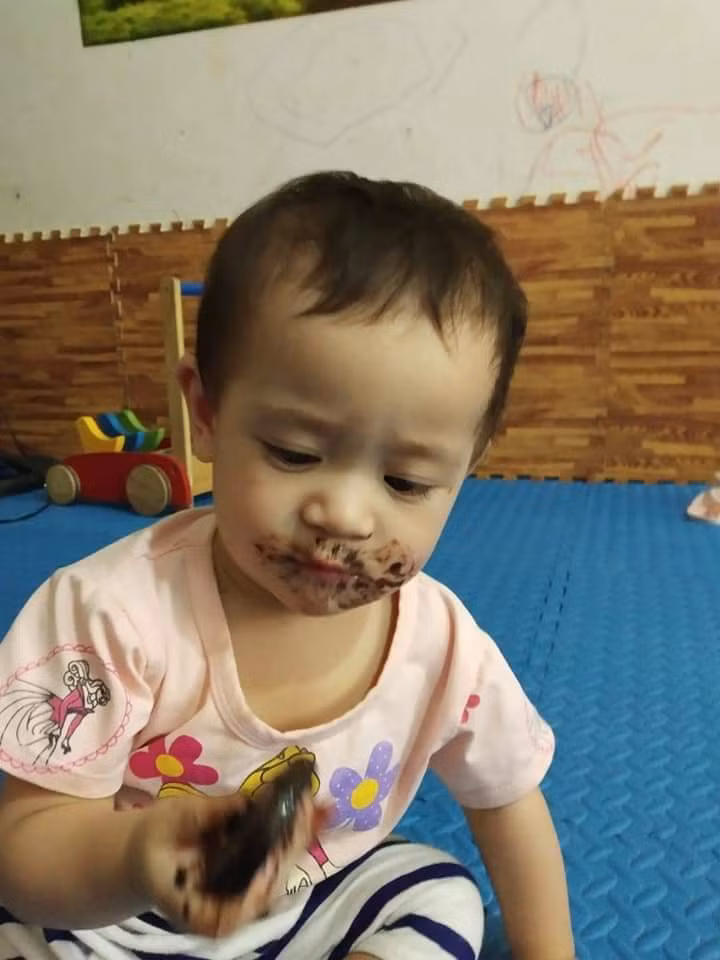 Chỉ mới rời mắt 5 phút để đi dọn nhà, bà mẹ suýt không nhận ra con.
