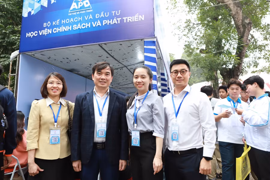 PGS.TS. NGƯT Trần Trọng Nguyên (thứ 2 từ trái sang) cùng các đồng nghiệp tại Ngày hội tư vấn tuyển sinh năm 2024 ở Hà Nội. Ảnh: Đình Tuệ.