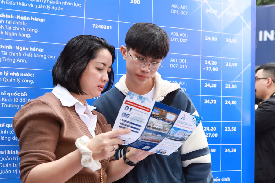 Thí sinh và phụ huynh cùng tìm hiểu thông tin tuyển sinh năm 2024 của Học viện Chính sách và Phát triển. Thí sinh và phụ huynh cùng tìm hiểu thông tin tuyển sinh năm 2024 của Học viện Chính sách và Phát triển.