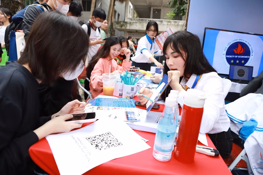 Thí sinh tới gian hàng của Học viện Chính sách và Phát triển để nghe tư vấn tuyển sinh. Thí sinh tới gian hàng của Học viện Chính sách và Phát triển để nghe tư vấn tuyển sinh.