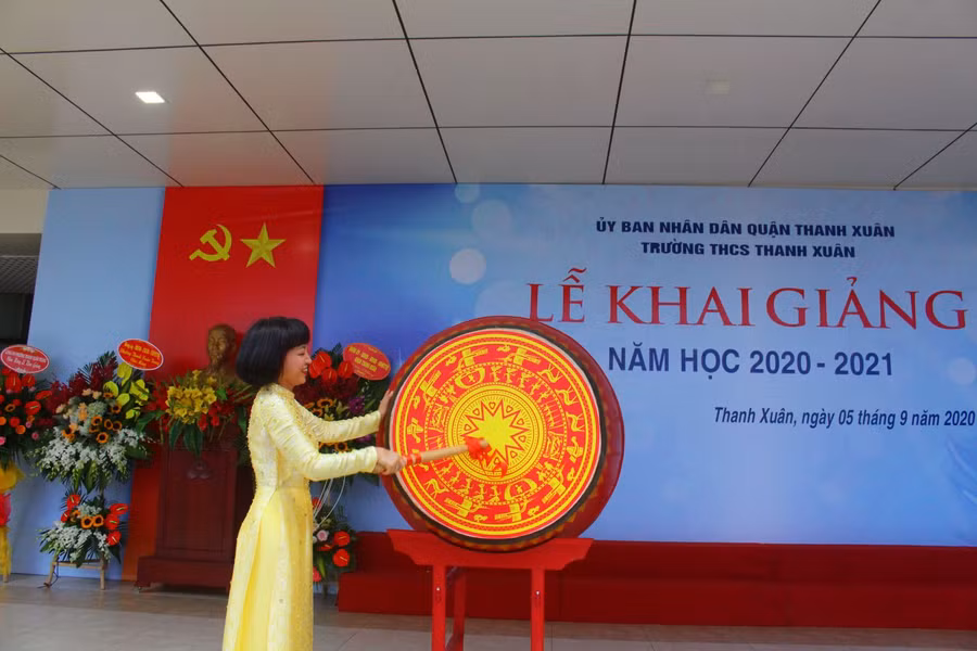 Cô Ngô Thị Diệp Lan đánh trống khai giảng năm học mới 2020 -2021