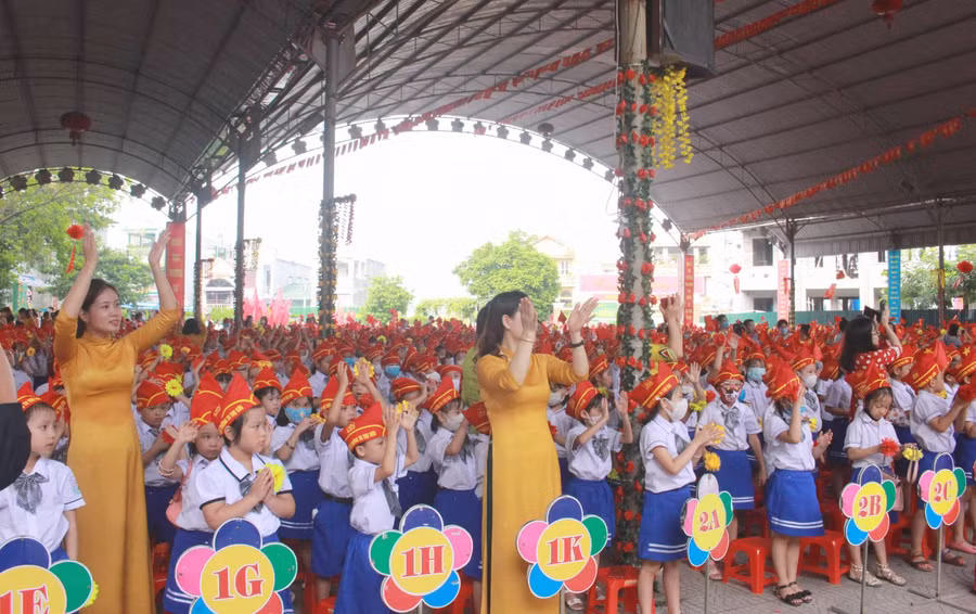 Học sinh cả nước tưng bừng khai giảng năm học mới ảnh 88