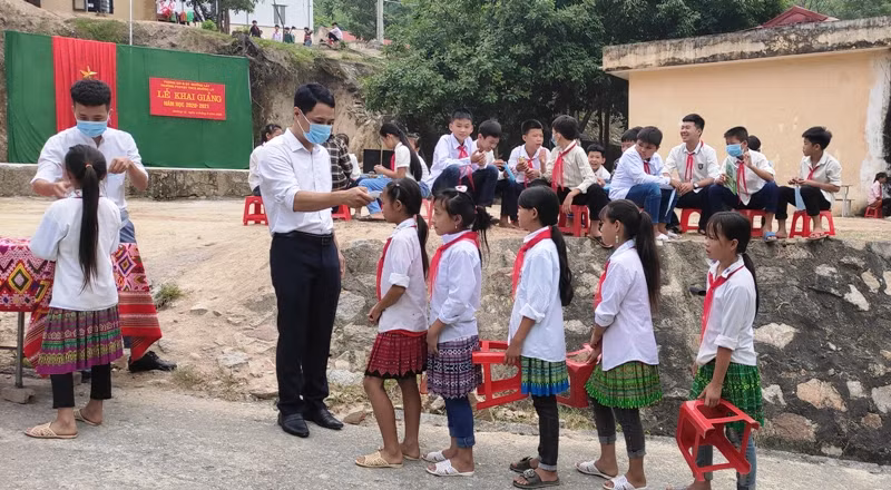 Khai giảng tại Trường PTDTBT-THCS Mường Lý, Mường Lát, Thanh Hóa.