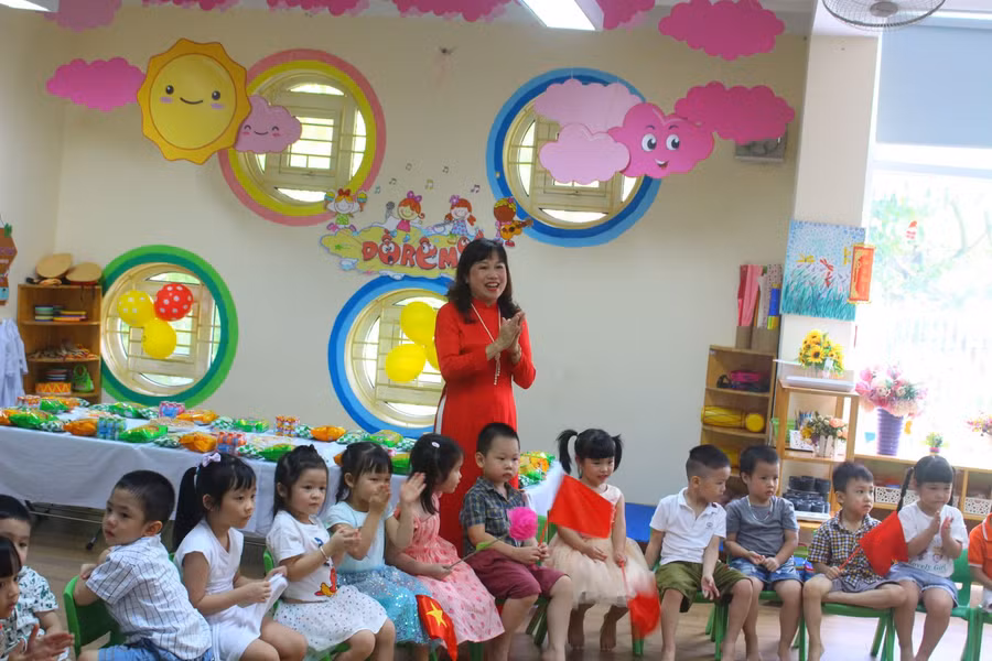 Cô Vũ Ngọc Dự đến động viên, chung vui ngày khai giảng với các bé tại lớp học.