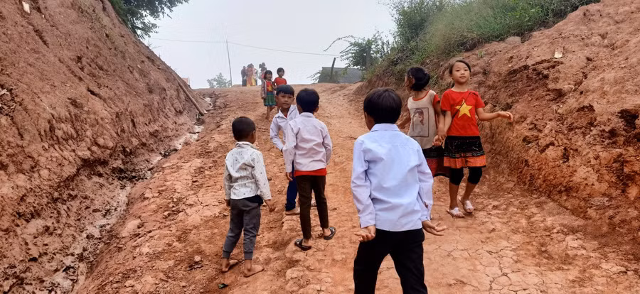 Học sinh từ khắp bản làng kéo về điểm trường trung tâm