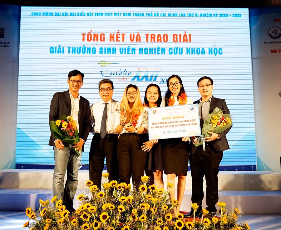 Nhóm sinh viên HSU cùng các giảng viên hướng dẫn chụp hình kỉ niệm cùng Hiệu trường Nhà trường PGS.TS Nguyễn Ngọc Điện