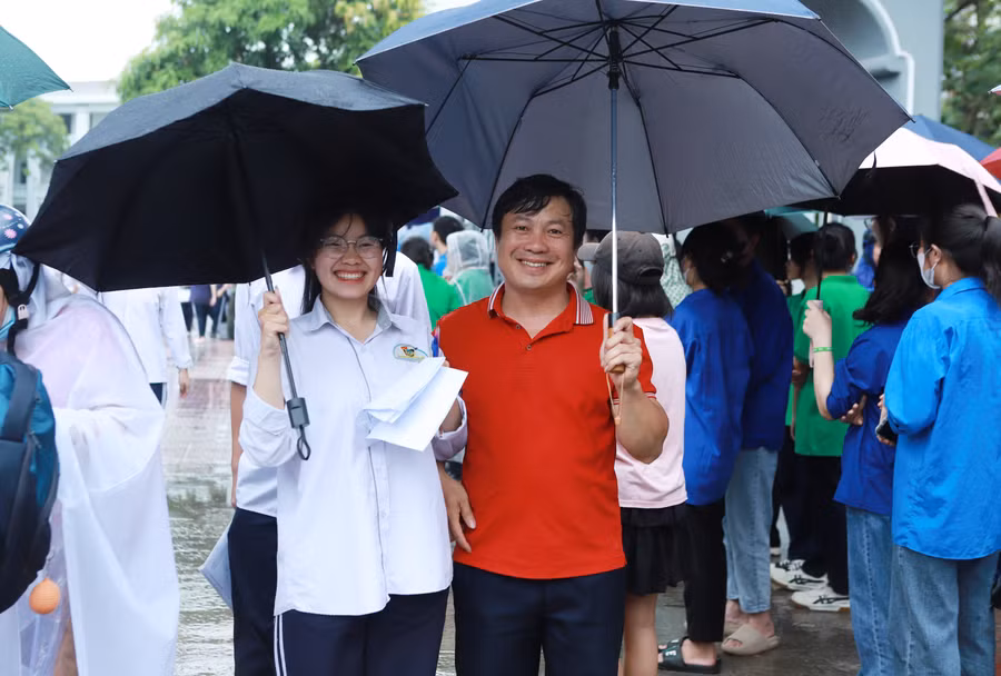 Nụ cười rạng rỡ của nữ sinh và bố sau giờ thi môn Ngữ văn sáng 27/6. Ảnh: Đình Tuệ.
