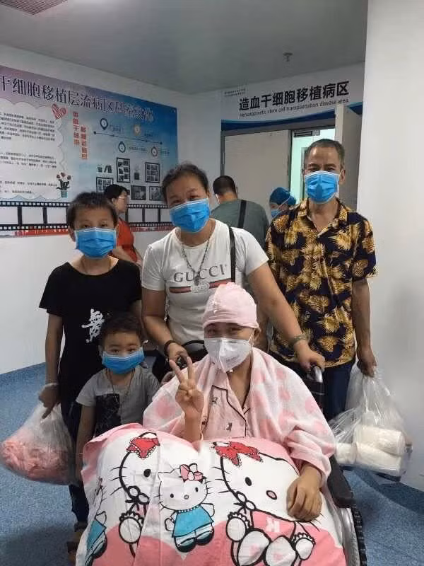  Bành Hoàng Ngọc xuất viện sau ca phẫu thuật cấy ghép tủy sống đầu tiên (muộn mất 1 năm từ lúc chỉ định của bác sĩ vì không có đủ chi phí thực hiện lúc bấy giờ) cùng gia đình mình và con trai 
