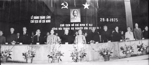 Tổ y tế đặc biệt đầu tiên giữ gìn thi hài Chủ tịch Hồ Chí Minh ảnh 1 Lễ khánh thành Lăng Chủ tịch Hồ Chí Minh ngày 29/8/1975. Ảnh: Tư liệu