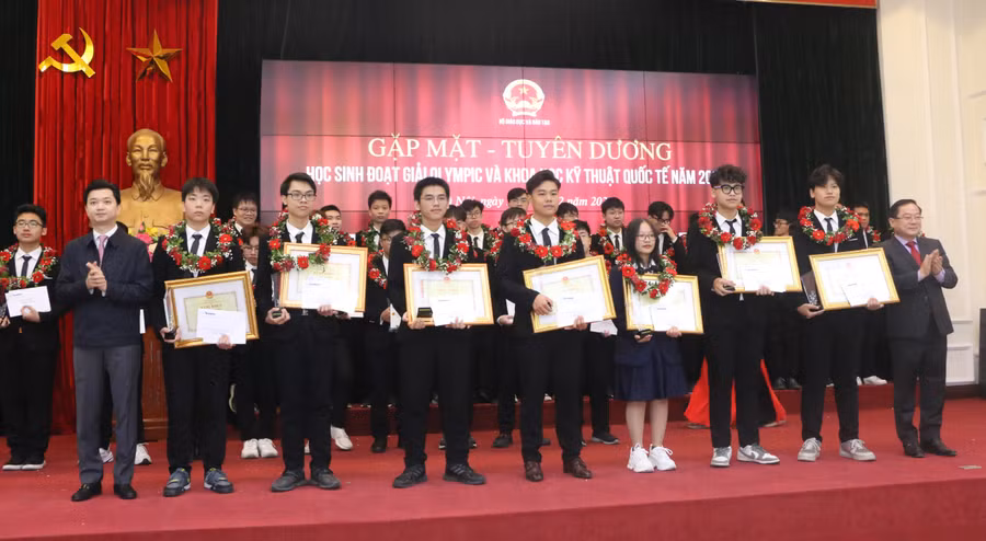 Các em học sinh xuất sắc được tặng thưởng từ Trung ương Đoàn và Quỹ Hỗ trợ Tài năng trẻ Việt Nam. Các em học sinh xuất sắc được tặng thưởng từ Trung ương Đoàn và Quỹ Hỗ trợ Tài năng trẻ Việt Nam.