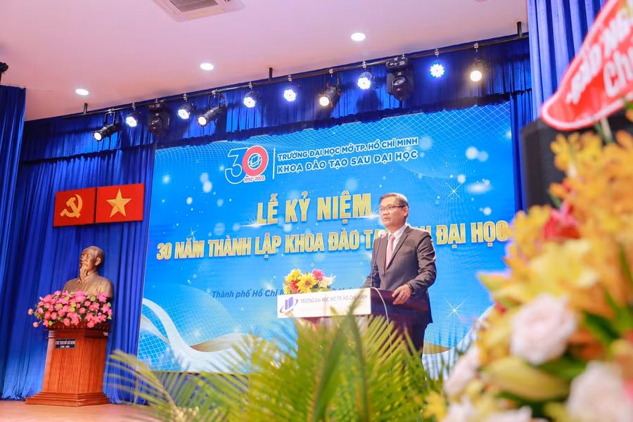 GS.TS Nguyễn Minh Hà- Hiệu trưởng nhà trường phát biểu tại buổi lễ.