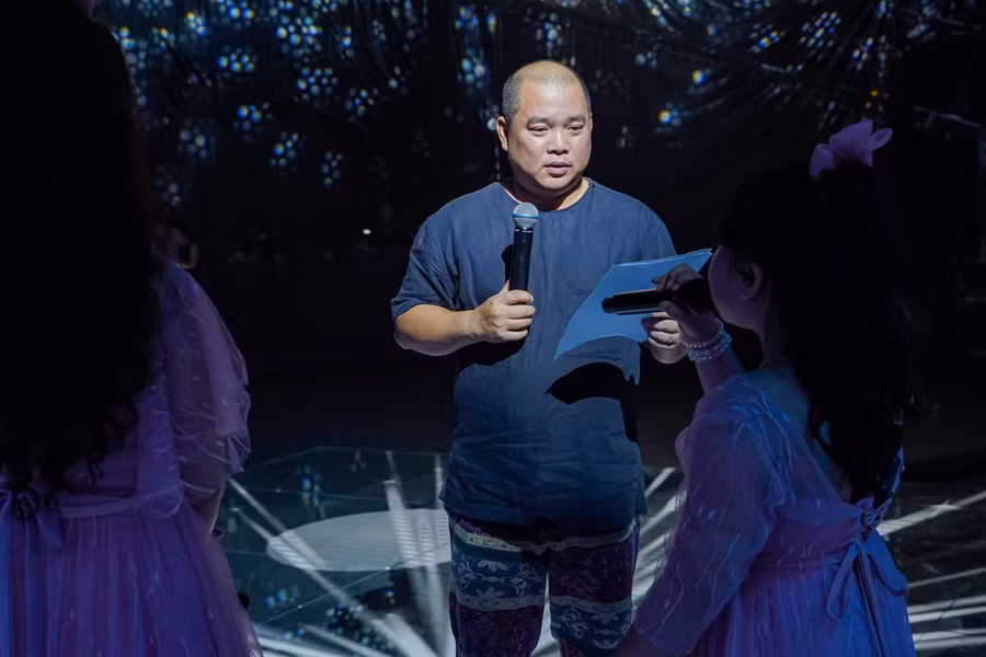 Tổng đạo diễn Minh Khang cùng các ca sĩ trong buổi tập luyện cho chương trình “Mẹ là Tình Yêu”.
