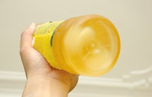 Nhiều người không lắc dầu ăn trước khi mua là rất sai lầm