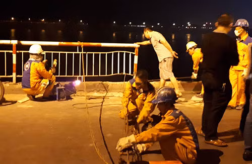Hơn 23h, lan can cầu được hàn gia cố. Hiện các phương tiện có thể qua lại bình thường. Hơn 23h, lan can cầu được hàn gia cố, các phương tiện có thể di chuyển qua cầu Chương Dương theo hướng vào Thành phố.Ảnh: Phương Sơn