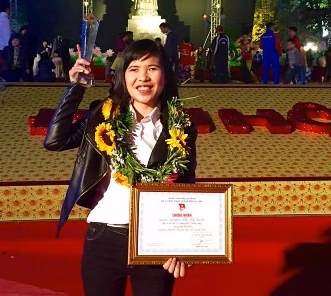 Nghị lực phi thường của nữ sinh khiếm thị Hà thành