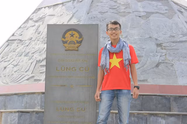  Hoàng Tuấn Anh tại cột cờ Lũng Cú. 