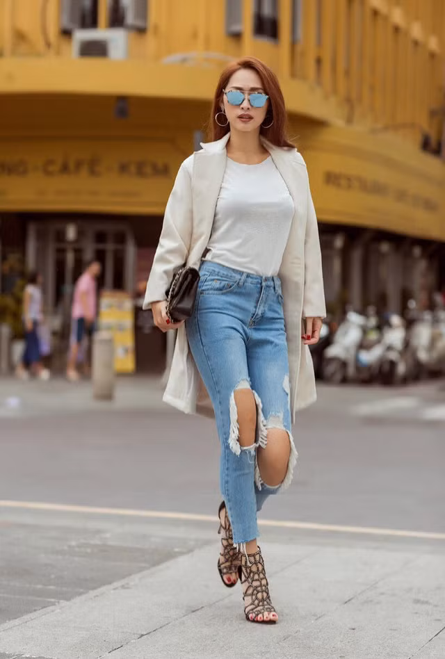 Chỉ với chiếc jacket màu trắng thanh lịch mix cùng áo thun trắng và quần jeans rách, Quỳnh Thy đã thu hút ánh nhìn bởi sự trẻ trung, năng động.