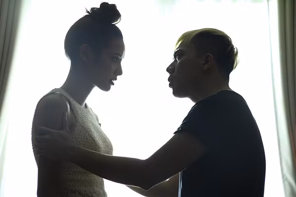 Lilly Nguyễn còn tâm sự, ngày đầu tiên làm việc với Trấn Thành, cô đã rất sợ bởi cô chưa từng đóng phim, trong khi nghệ sĩ hài khá dày dạn kinh nghiệm. Tuy nhiên, chính Trấn Thành lại là người cho cô nhiều lời khuyên về diễn xuất, thậm chí còn tận tình hướng dẫn ở nhiều cảnh quay. lilly-nguyen-so-chet-khiep-vi-hon-tran-thanh-nhieu-lan-6