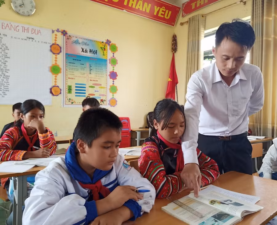 Trường phổ thông DTBT THCS Ka Lăng luôn chú trọng việc xây dựng hình ảnh, vị thế nhà giáo.