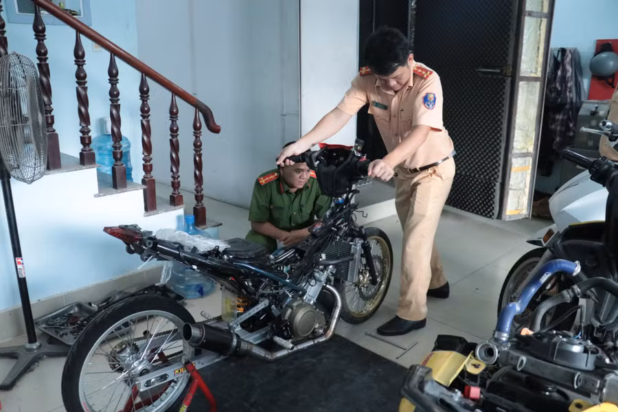 Một xe được thay đổi kết cấu, độ pô bị CSGT kiểm tra.