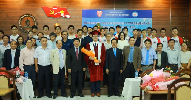  Giáo sư Guy Feuillard chụp hình lưu niệm cùng các cán bộ, giảng viên, sinh viên tham gia buổi lễ