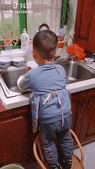 Nhìn cậu bé vừa rửa bát vừa say sưa hát, chị em nằng nặc đòi kết thông gia để sau này con gái đỡ khổ - Hình 1