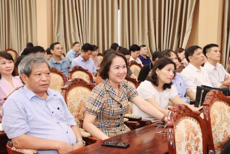 Các thầy cô đến từ các trường dự hội nghị. Các thầy cô đến từ các trường dự hội nghị.