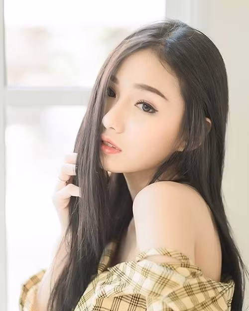 Phong cách đời thường sexy của nữ y tá Thái bị sa thải vì quá đẹp - 13