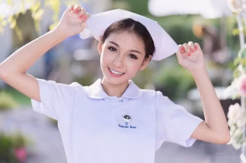 Phong cách đời thường sexy của nữ y tá Thái bị sa thải vì quá đẹp - 2