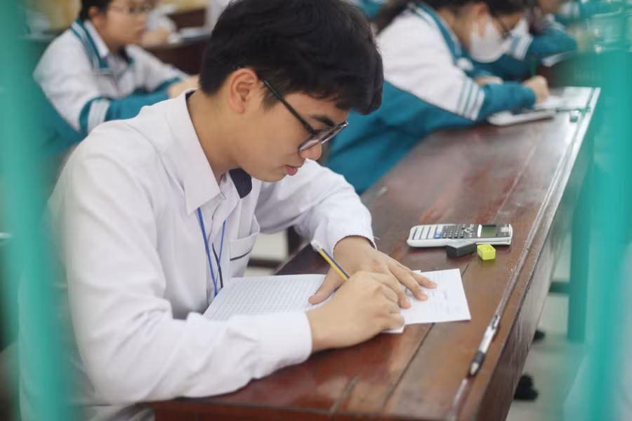Thí sinh làm bài khảo sát học kỳ 2 tại Trường THPT Trần Hưng Đạo - TP Nam Định.